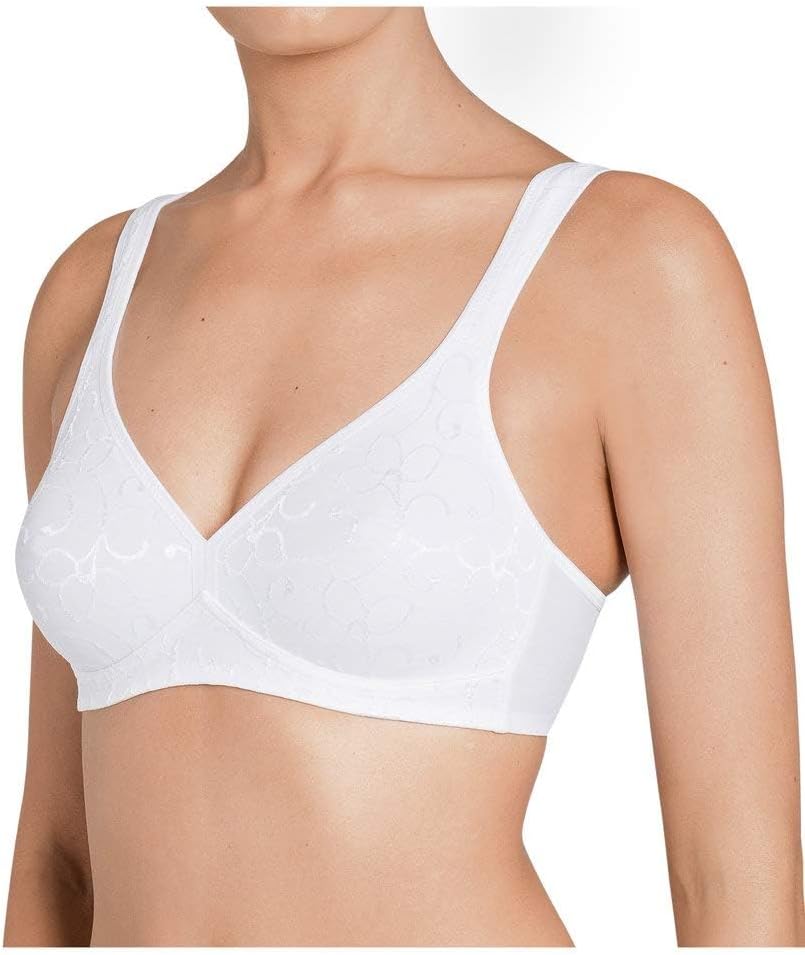 Femme portant le soutien-gorge Triumph en position détendue