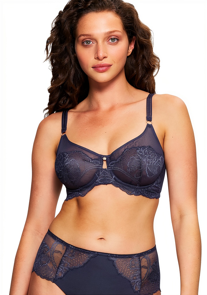 Soutien-gorge Triumph Wild Peony porté, mettant en valeur la dentelle et la coupe