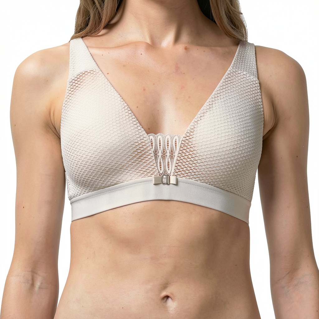 Femme ajustant la fermeture macramé du <a href=