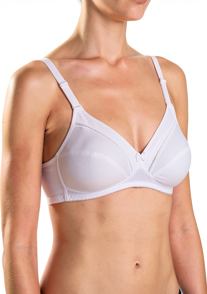 'Soutien-gorge Triumph sans fil porté par une femme en tenue décontractée'