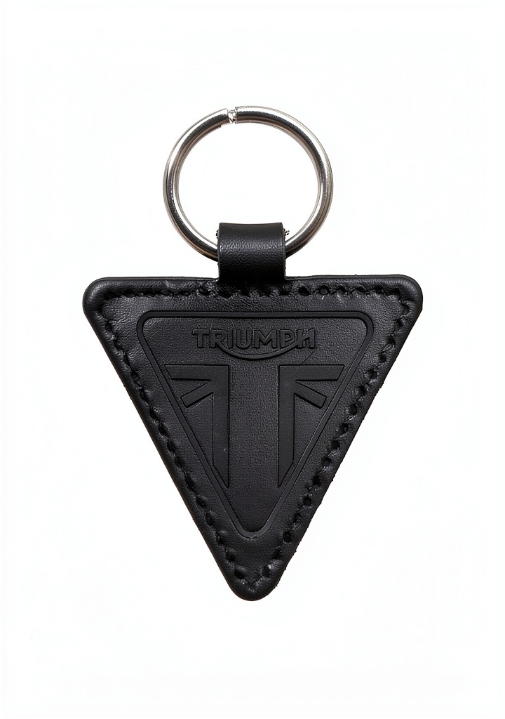Porte-clés Triumph vintage attaché à un trousseau de clés sur un guidon de moto