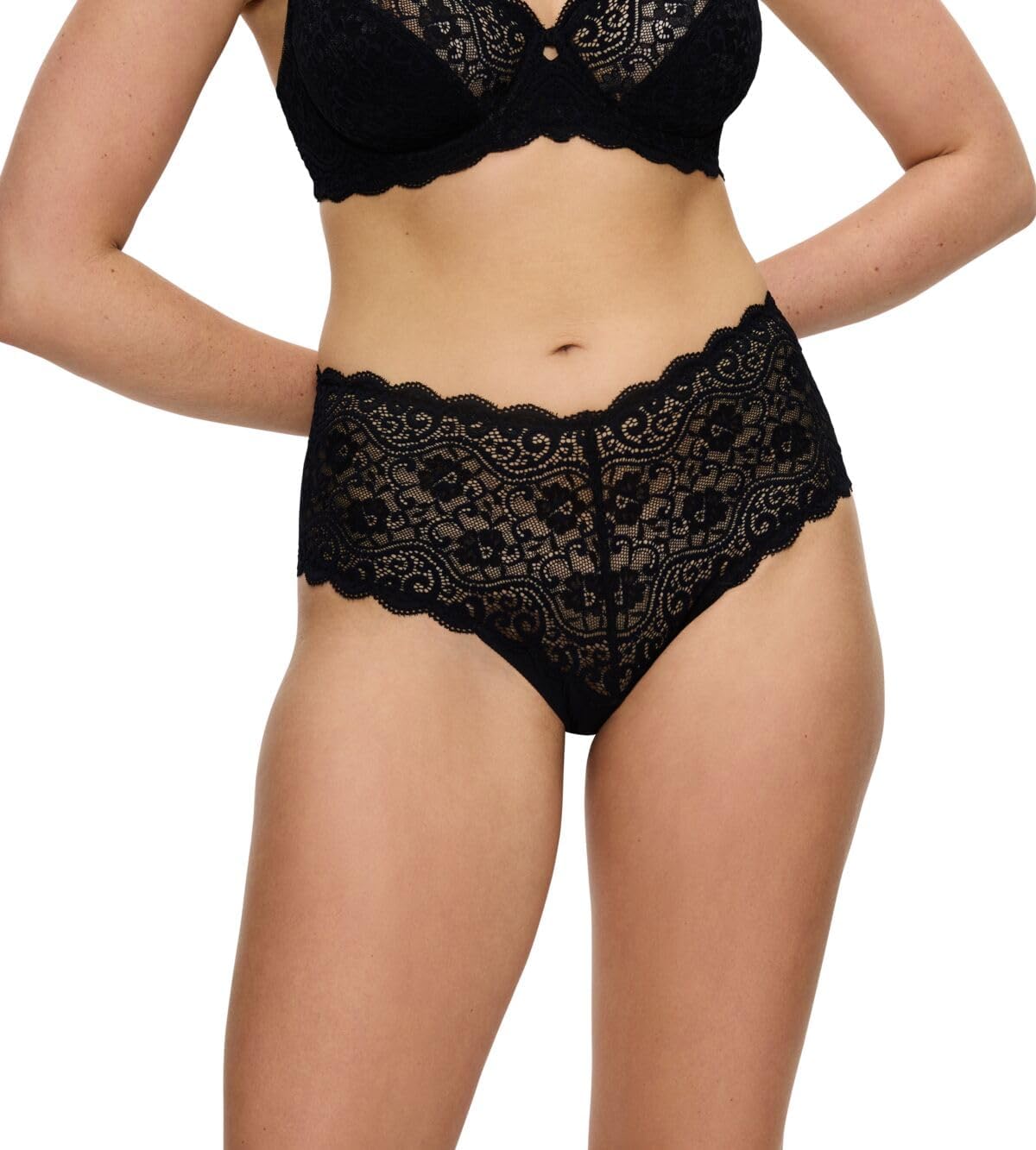Culotte maxi Triumph en microfibre douce portée sous une robe d'été